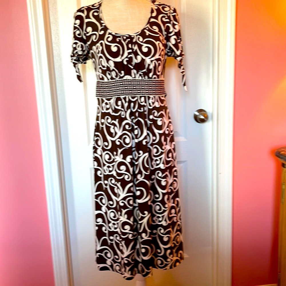 Mid length slip on dress in size M!